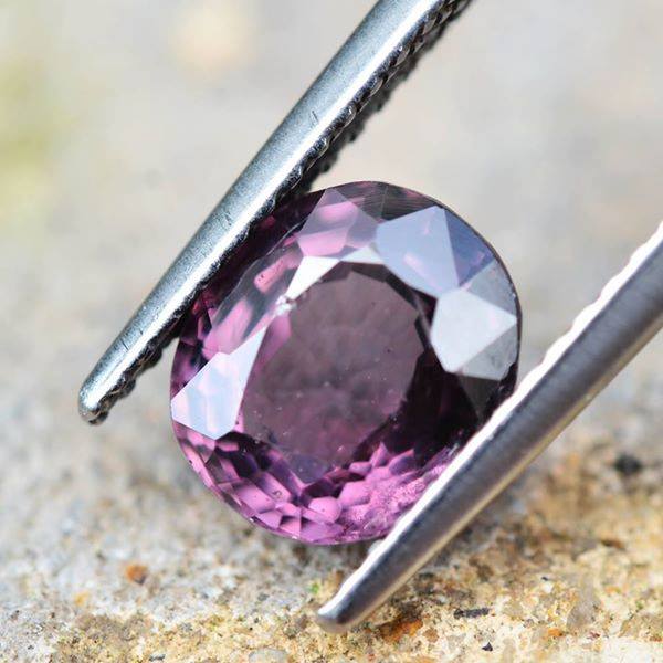 สปิเนล Natural Spinel