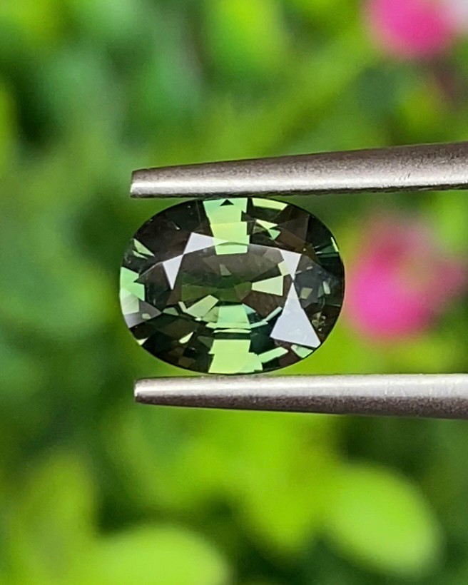 พลอย เขียวส่อง Green sapphire
