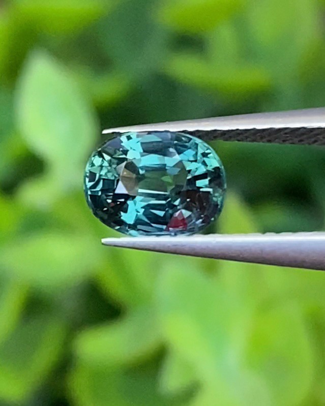เขียวส่อง Green Sapphire