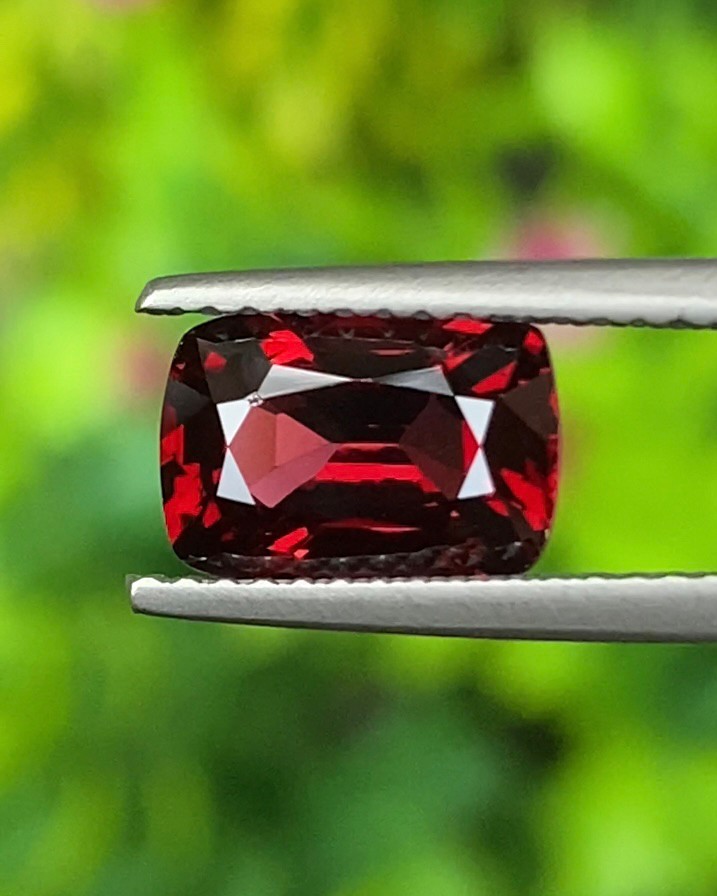 สปิเนล Natural Spinel