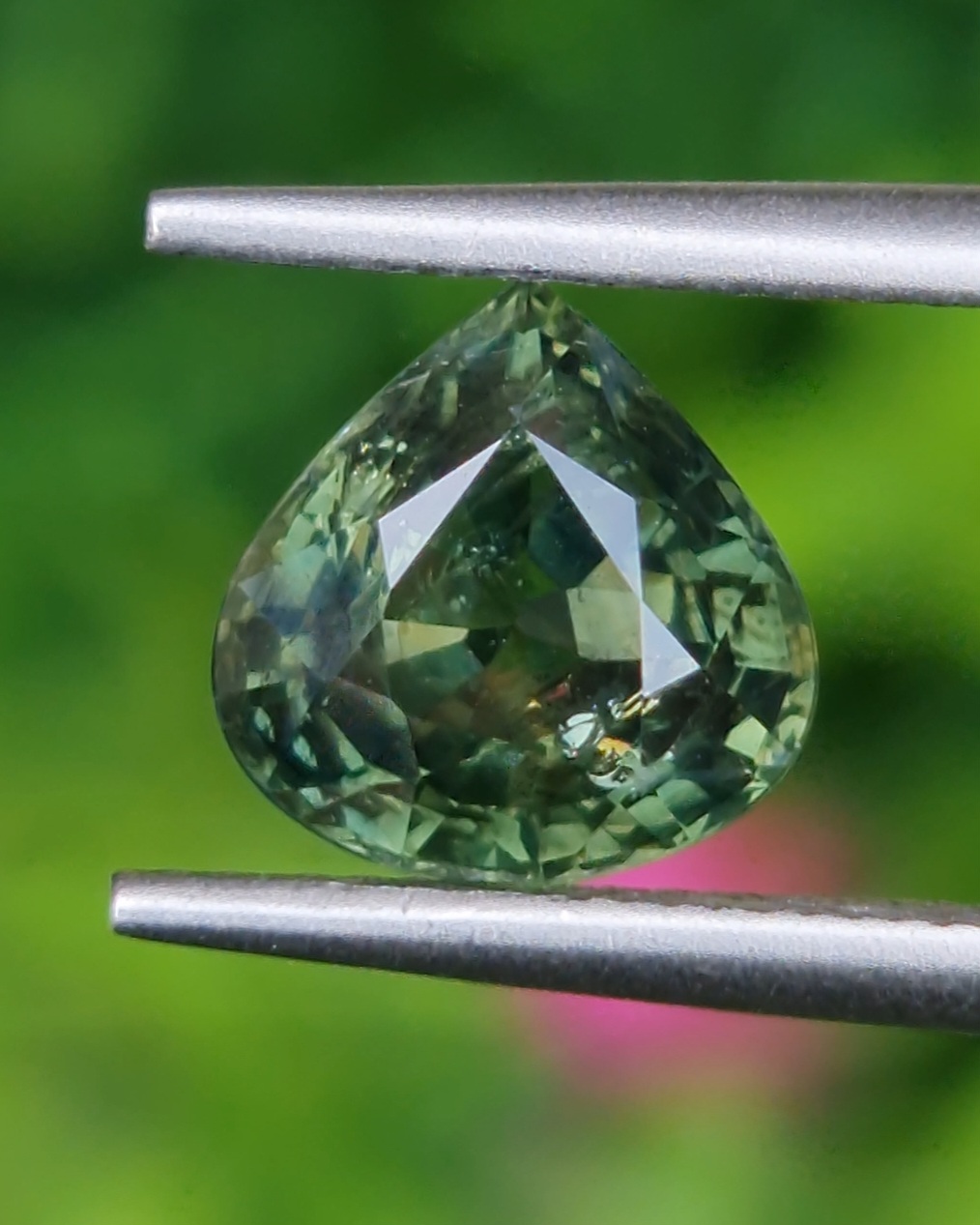 พลอย เขียวส่อง Green sapphire