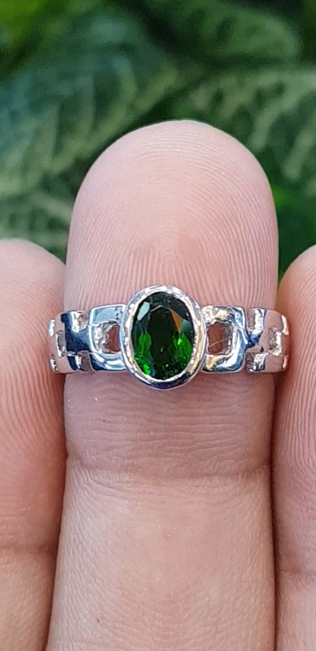 พลอย กรีนโครม ไดออฟไซด์ Green Chrome Diopside