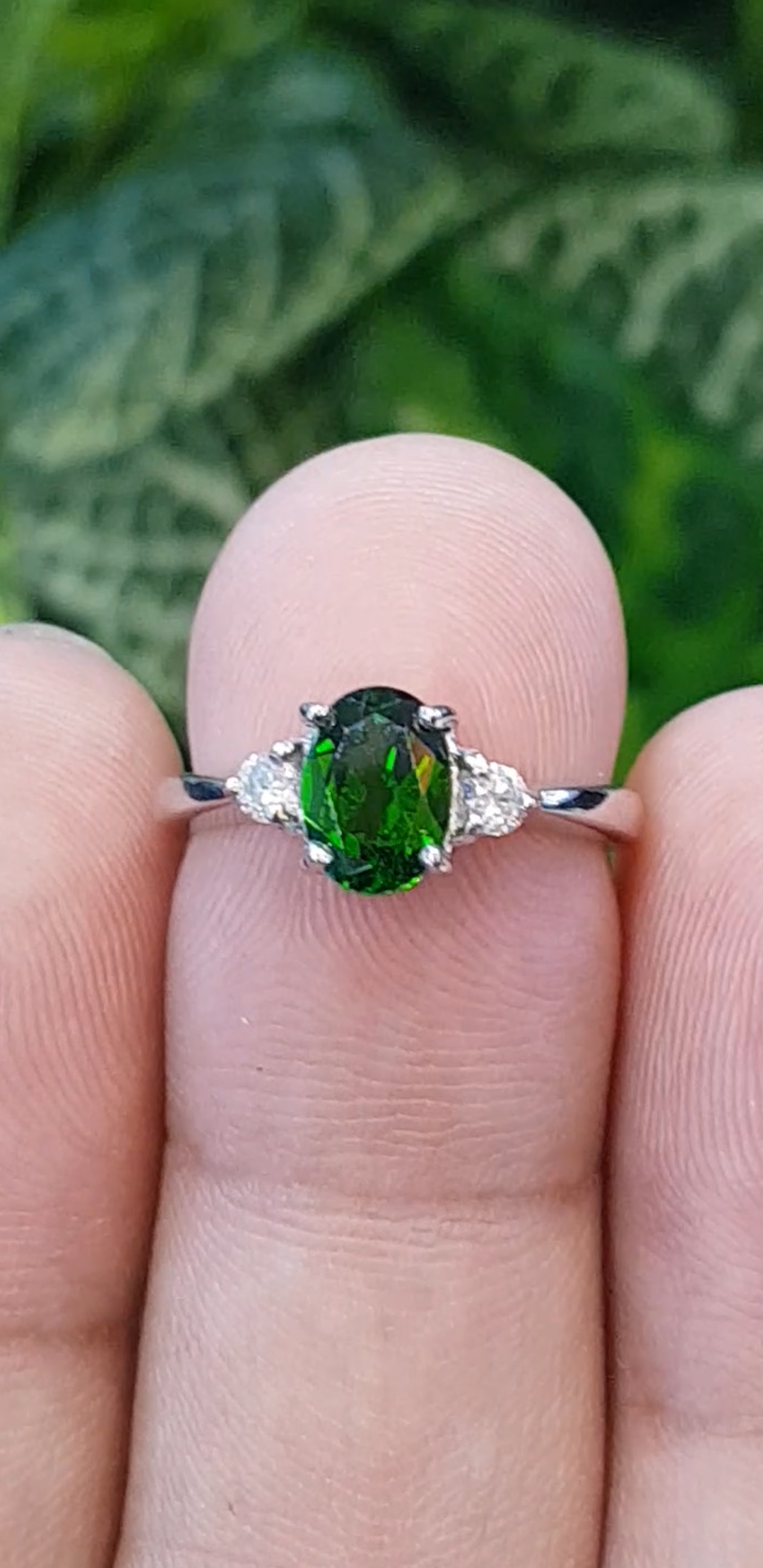 พลอย กรีนโครม ไดออฟไซด์ Green Chrome Diopside