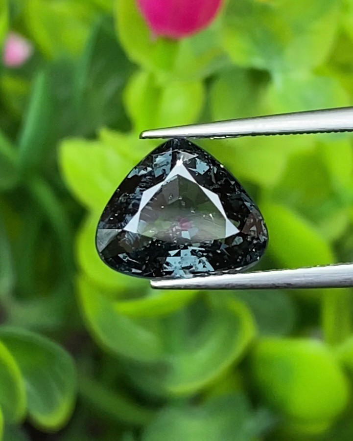 สปิเนล Natural Spinel