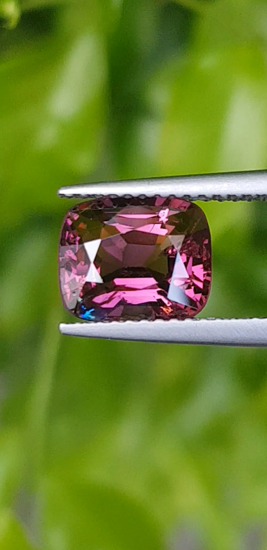 สปิเนล Natural Spinel