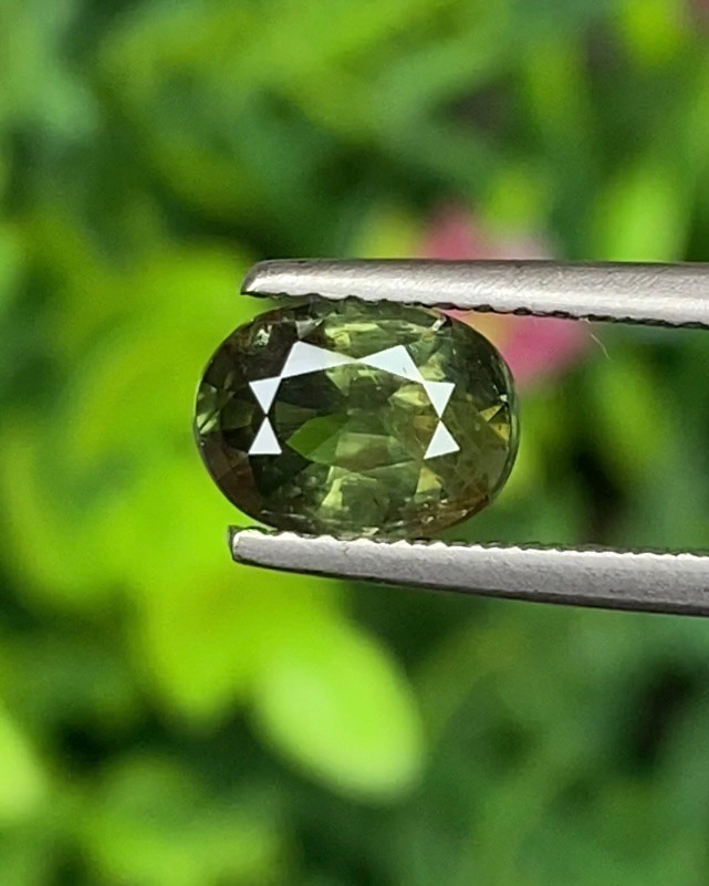 พลอย เขียวส่อง Green sapphire