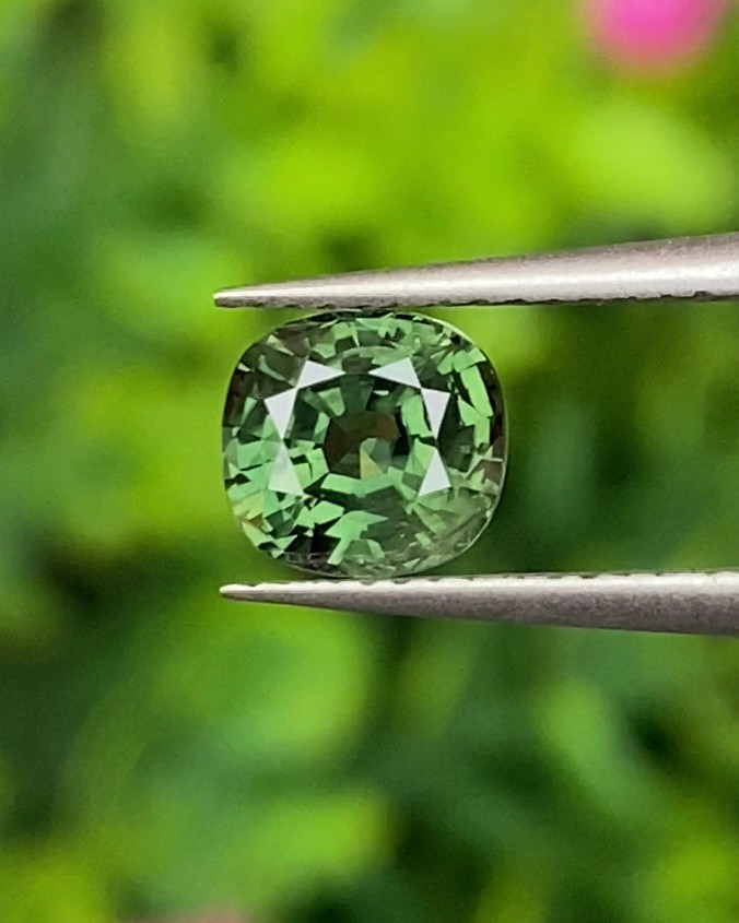 พลอย เขียวส่อง Green sapphire