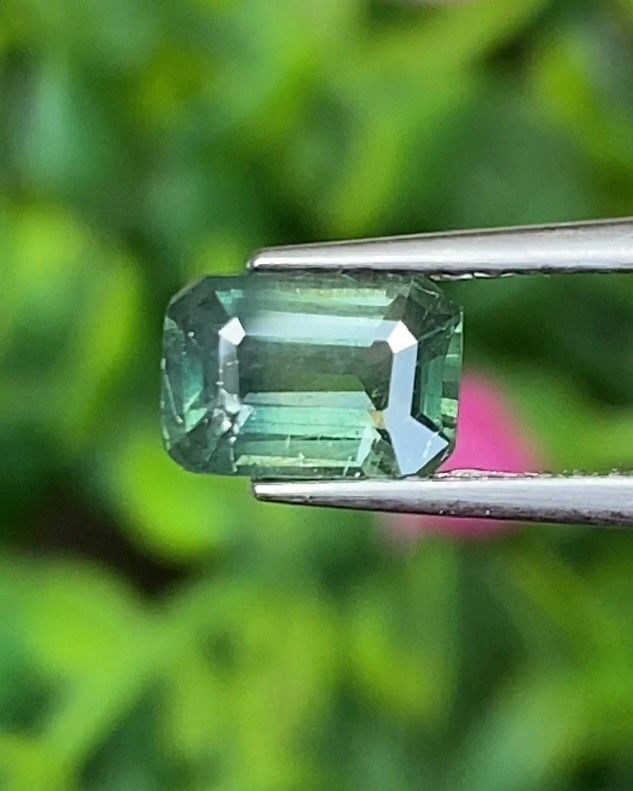 พลอย เขียวส่อง Green sapphire