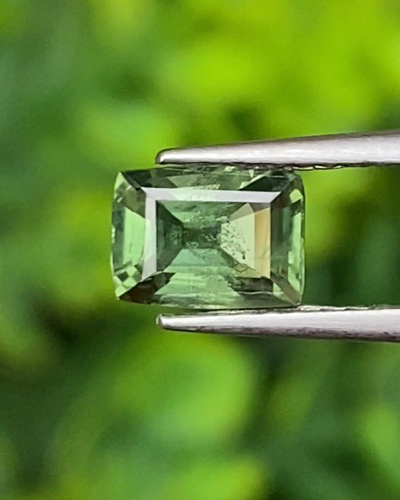พลอย เขียวส่อง Green sapphire