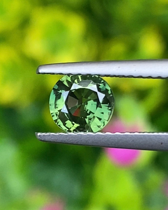 พลอย เขียวส่อง Green sapphire
