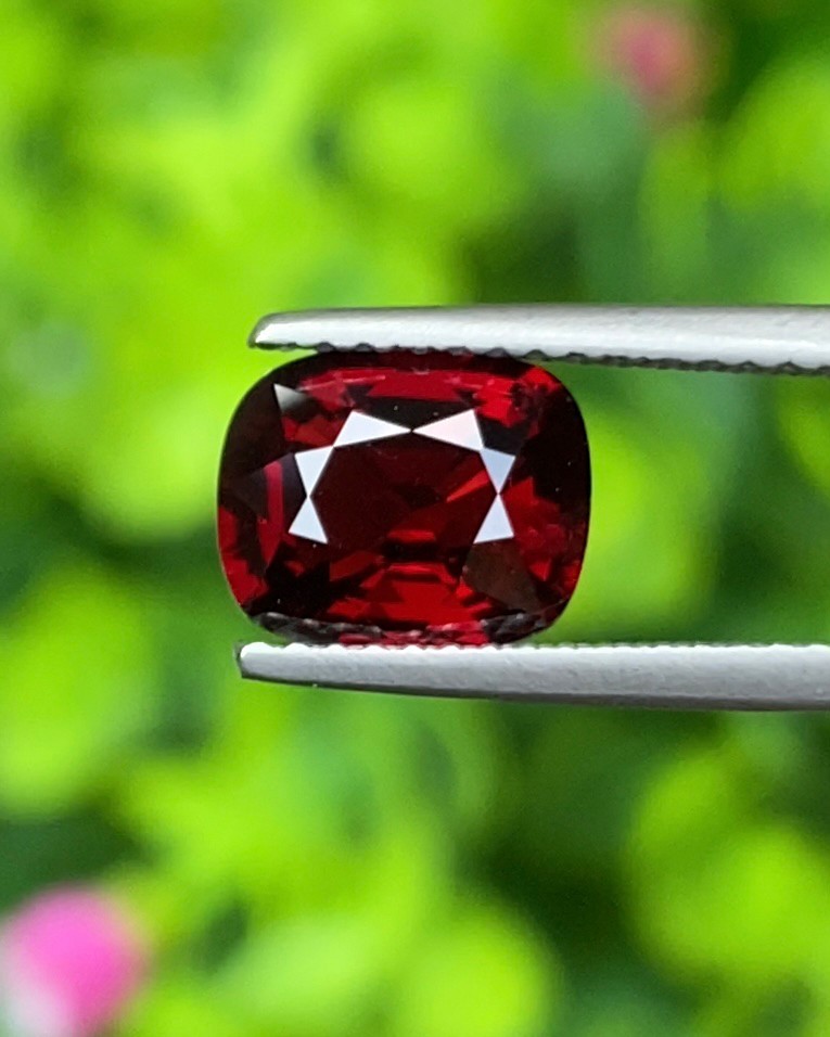 สปิเนล Natural Spinel
