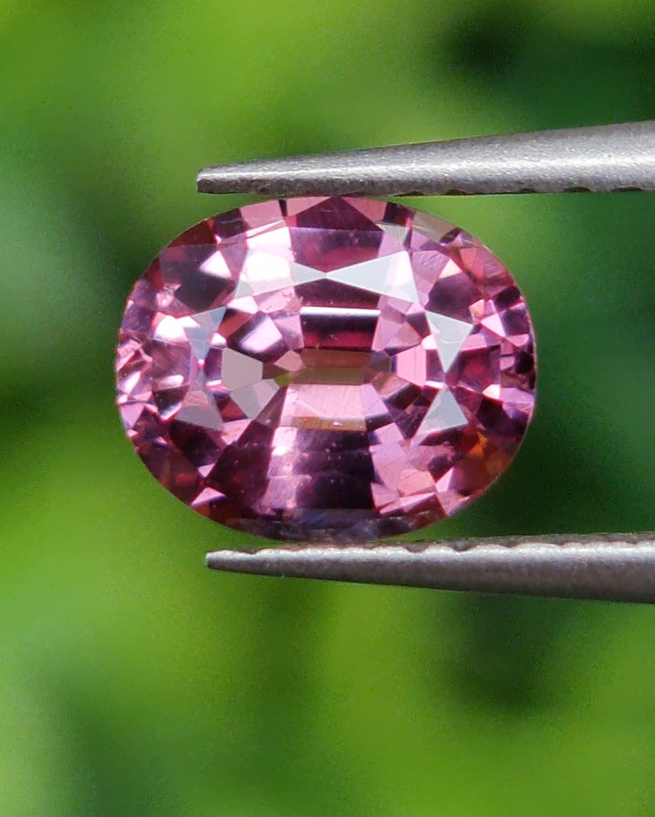 สปิเนล Natural Spinel