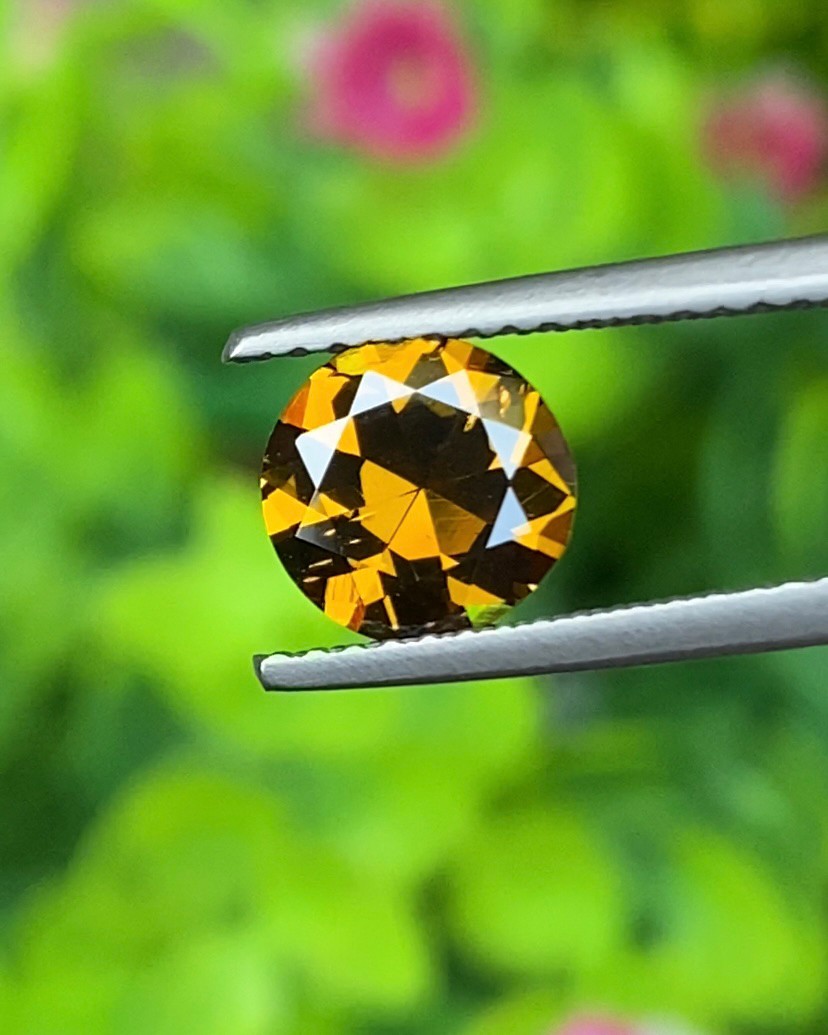 ดีแมนทรอยด์ การ์เน็ต Demantoid Garnet