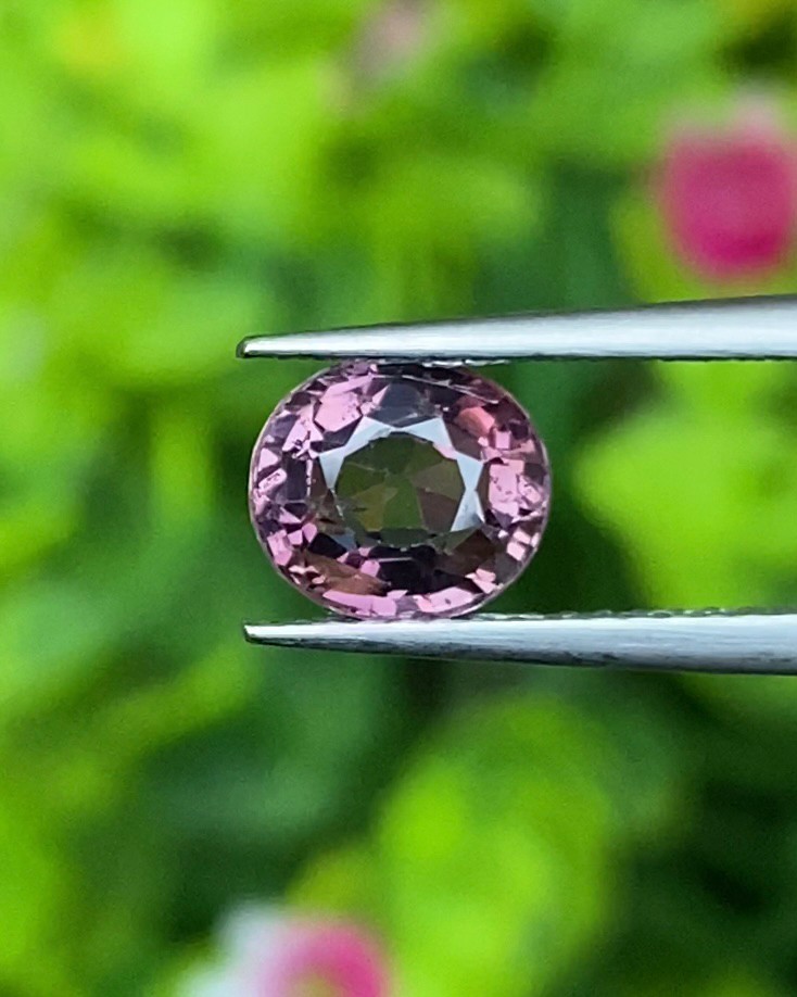สปิเนล Natural Spinel