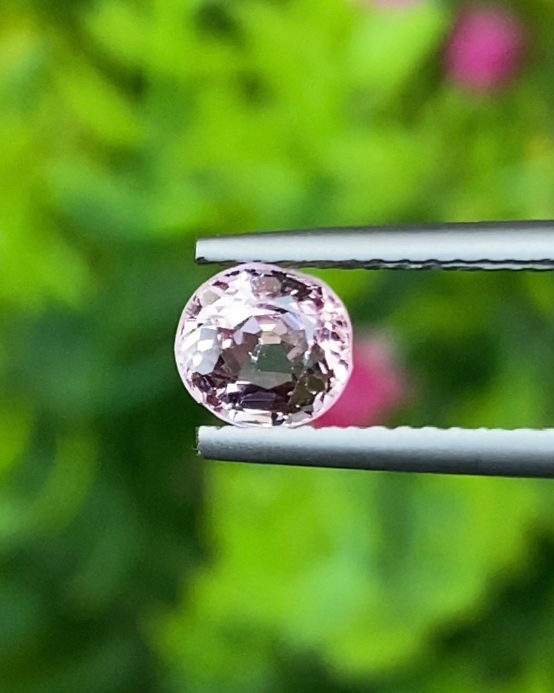 สปิเนล Natural Spinel
