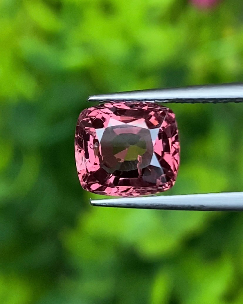 สปิเนล Natural Spinel