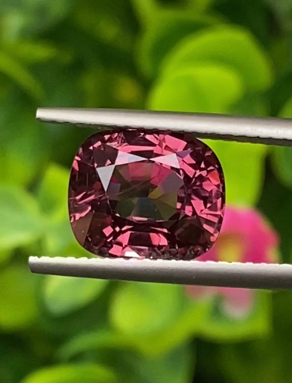 สปิเนล Natural Spinel