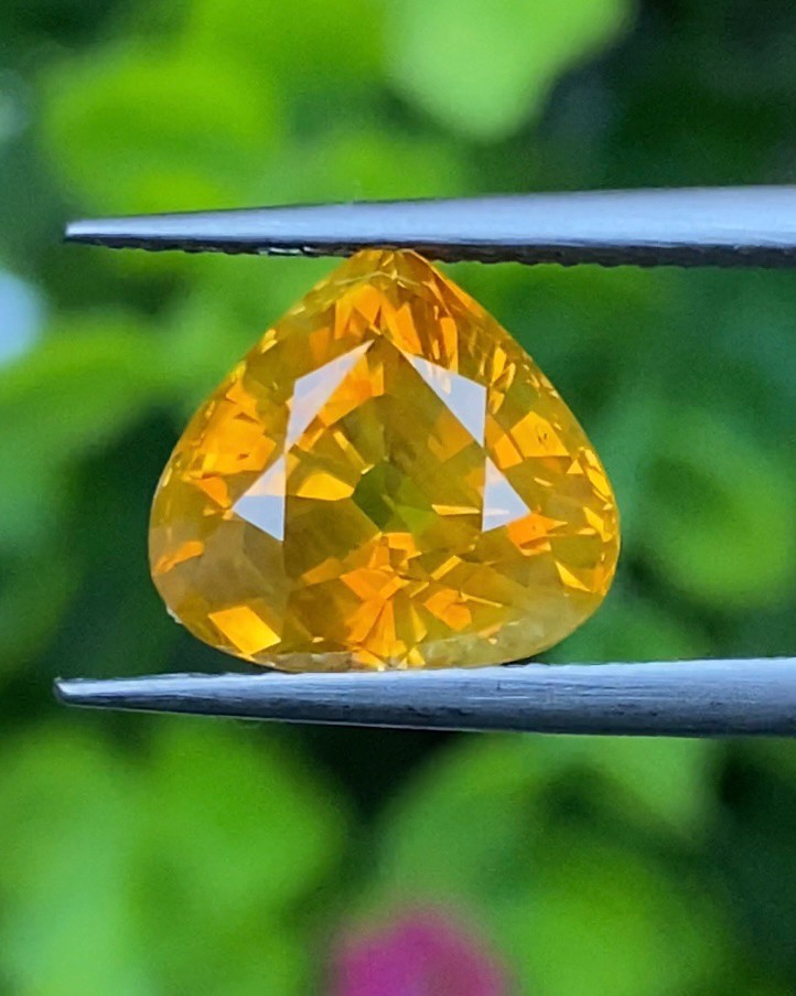 บุษราคัม (Yellow Sapphire)