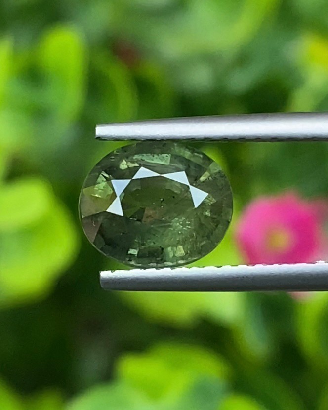 พลอย เขียวส่อง Green sapphire
