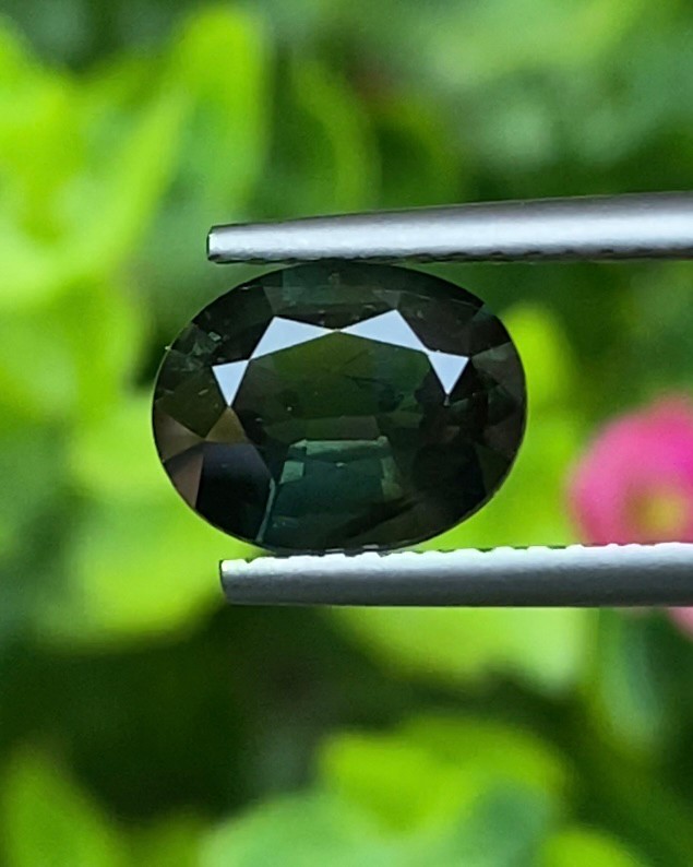 พลอย เขียวส่อง Green sapphire