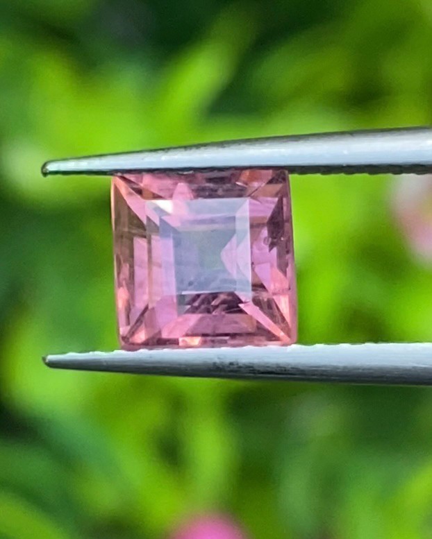 สปิเนล Natural Spinel