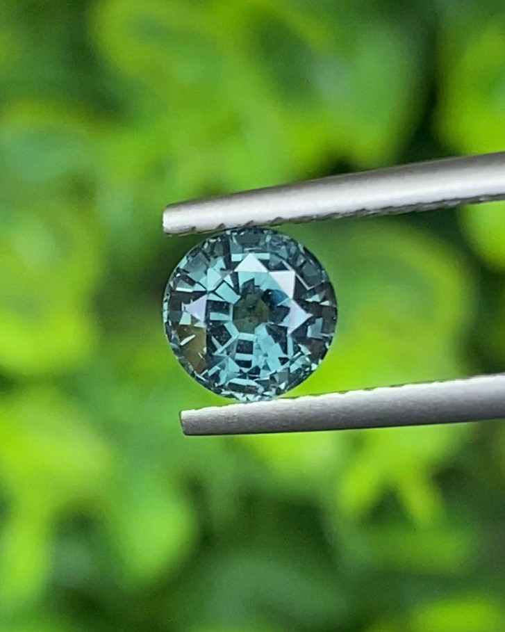 สปิเนล Natural Spinel