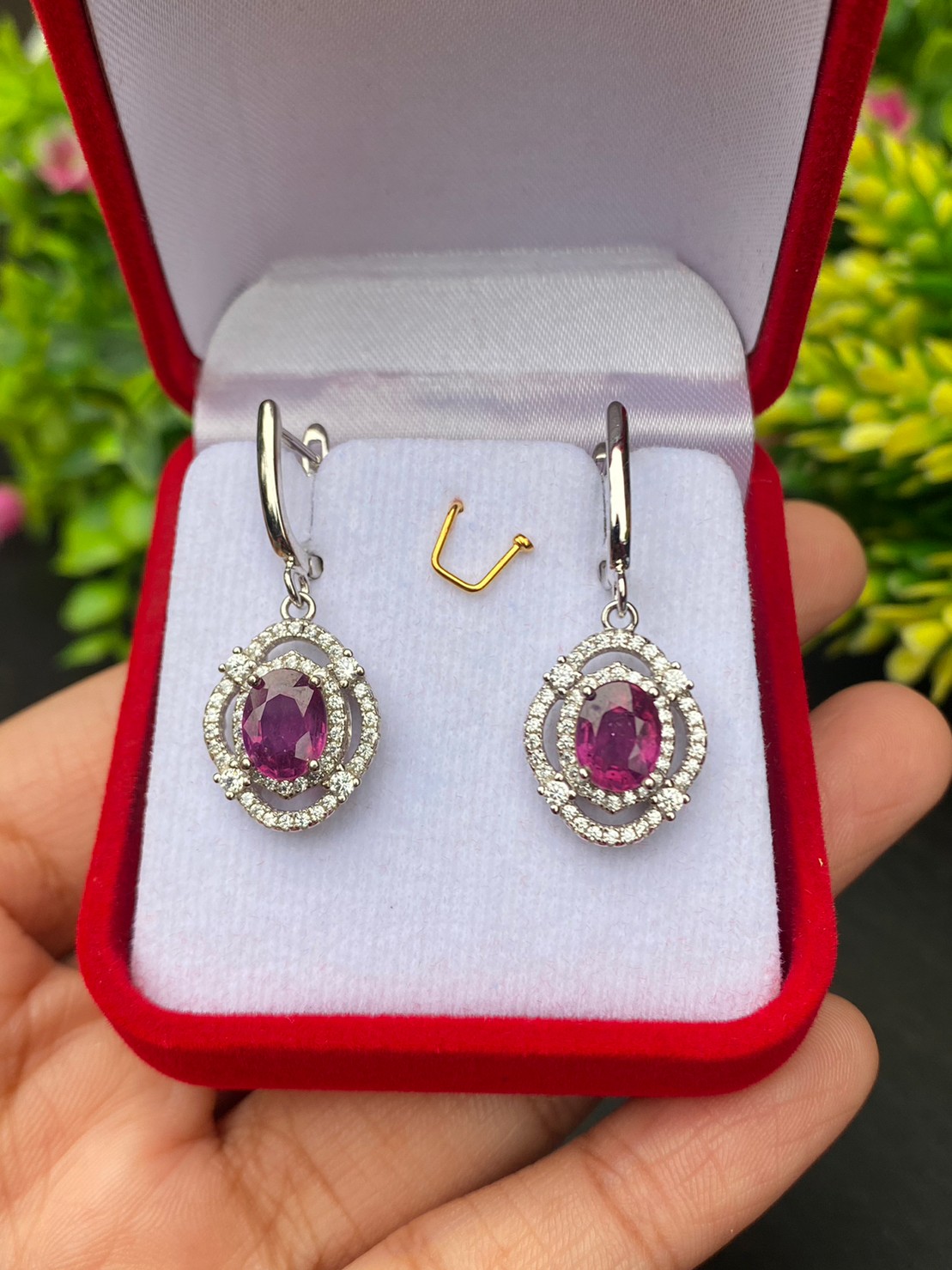พลอยหลัก : ทับทิม Ruby Sapphire พลอยล้อม : ควอตซ์สีใส White Quartz
