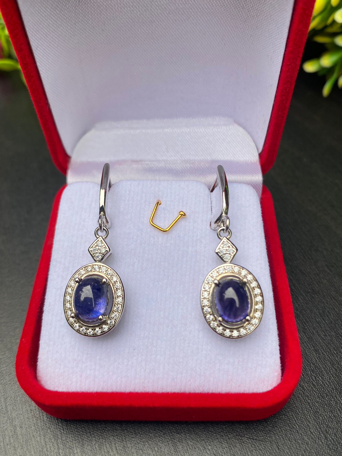 พลอยหลัก : ไพลิน Blue Sapphire พลอยล้อม : ควอตซ์สีใส White Quartz