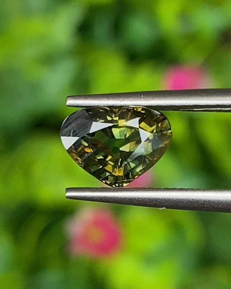 พลอย เขียวส่อง Green sapphire
