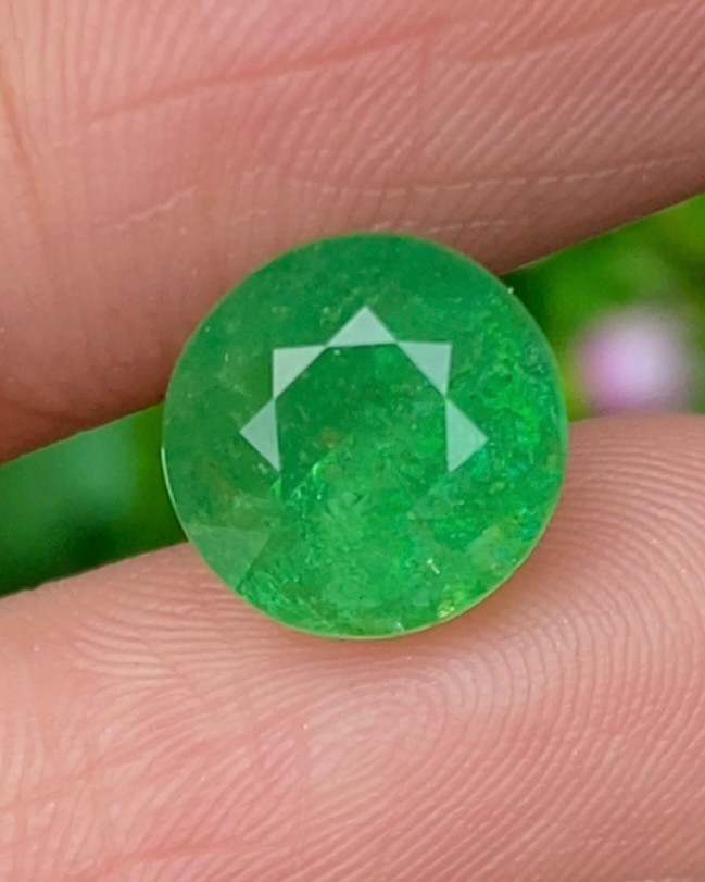 ซาโวไรท์ Tsavorite Garnet