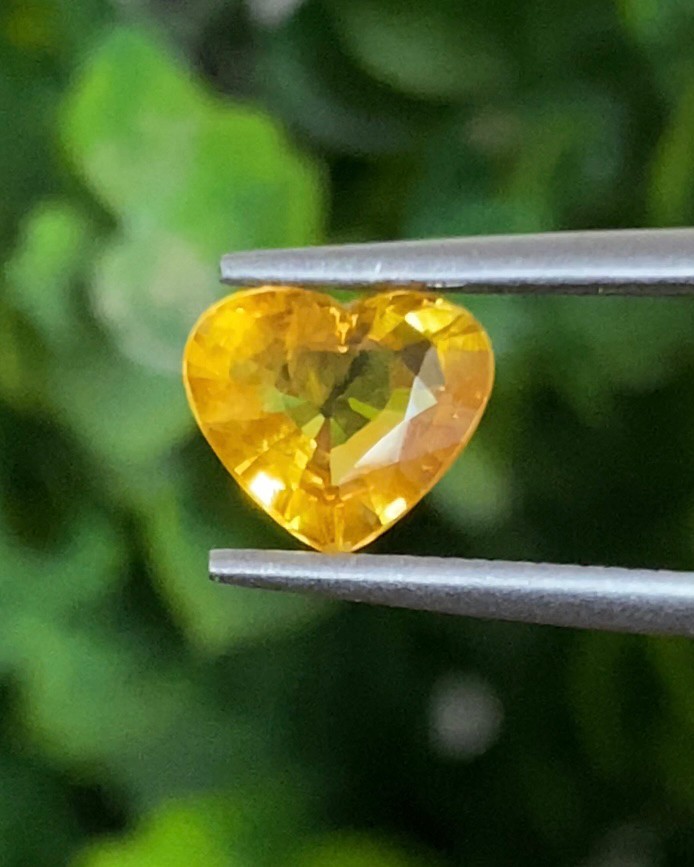 บุษราคัม (Yellow Sapphire)