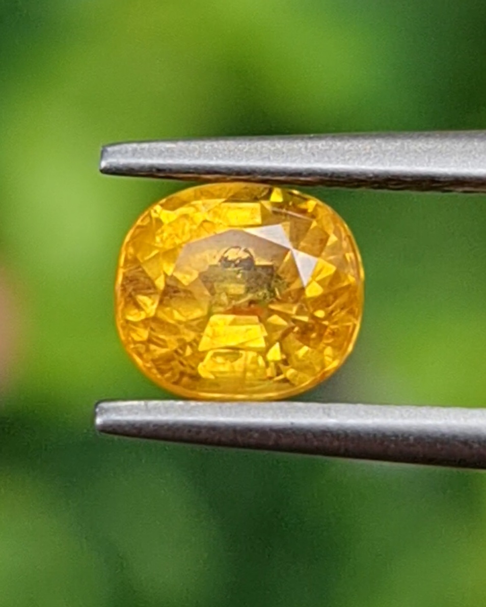 บุษราคัม Natural Yellow Sapphire