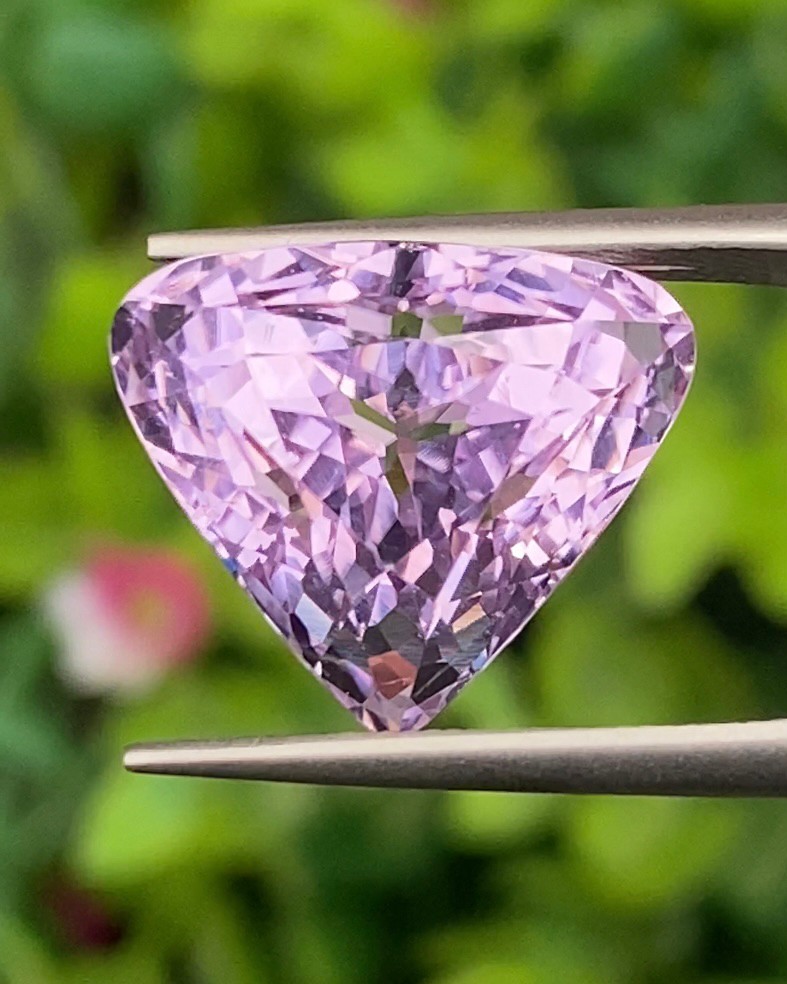 คุนไซท์ Natural Kunzite