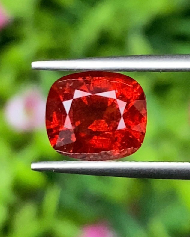 สปิเนล Natural Spinel