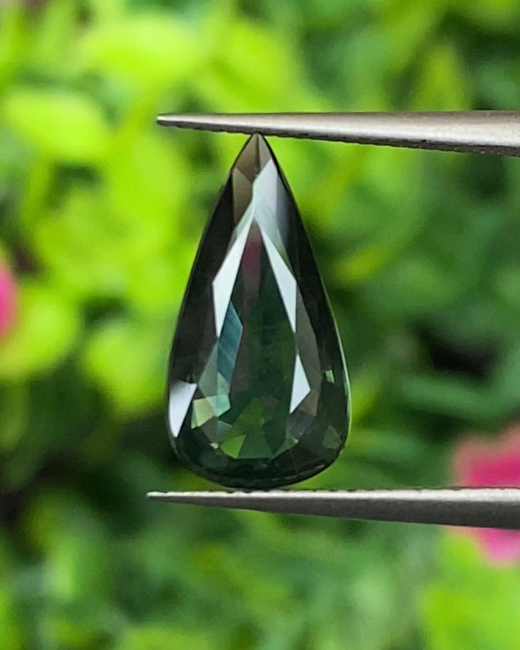 พลอย เขียวส่อง Green sapphire