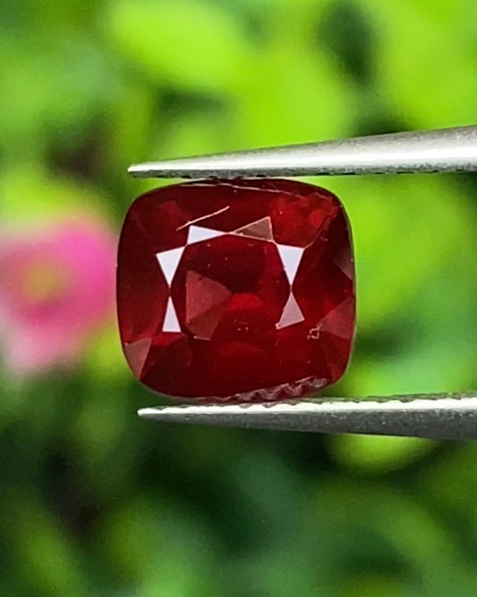 สปิเนล Natural Spinel