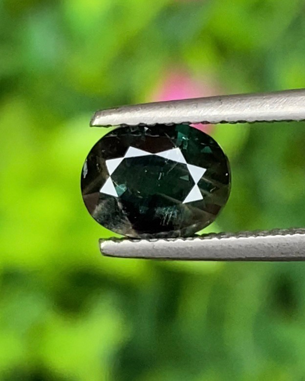 พลอย เขียวส่อง Green sapphire