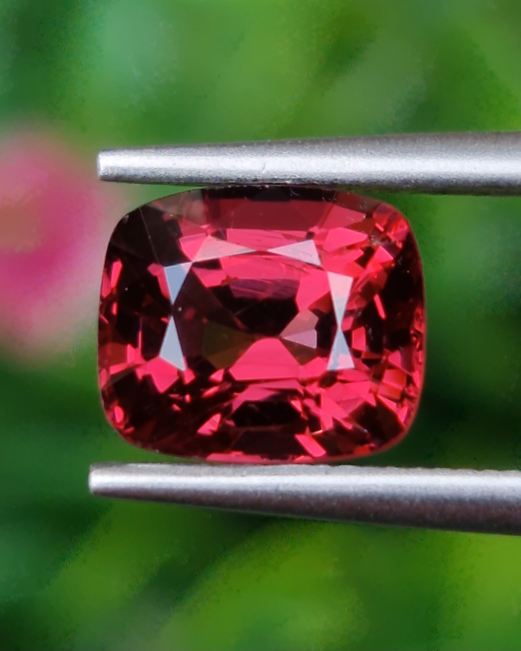 สปิเนล Natural Spinel