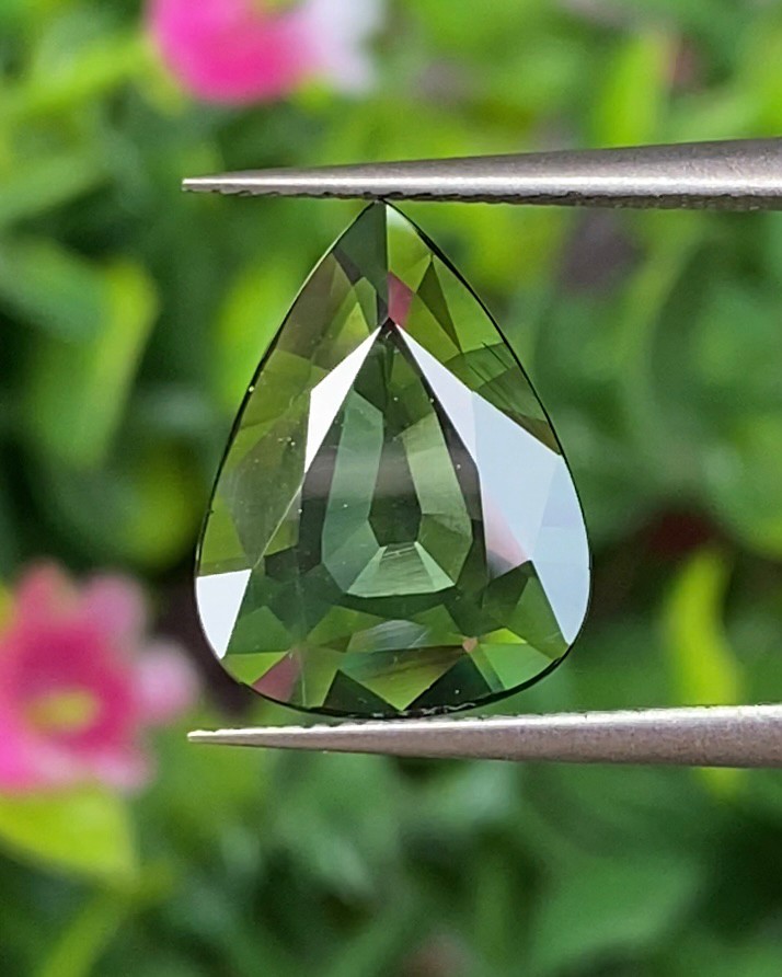 พลอย เขียวส่อง Green sapphire