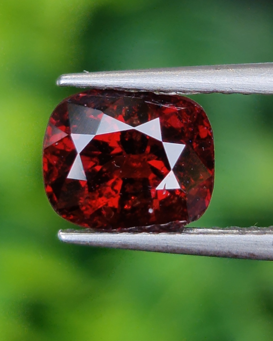 สปิเนล Natural Spinel