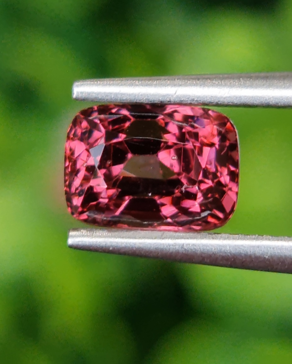 สปิเนล Natural Spinel