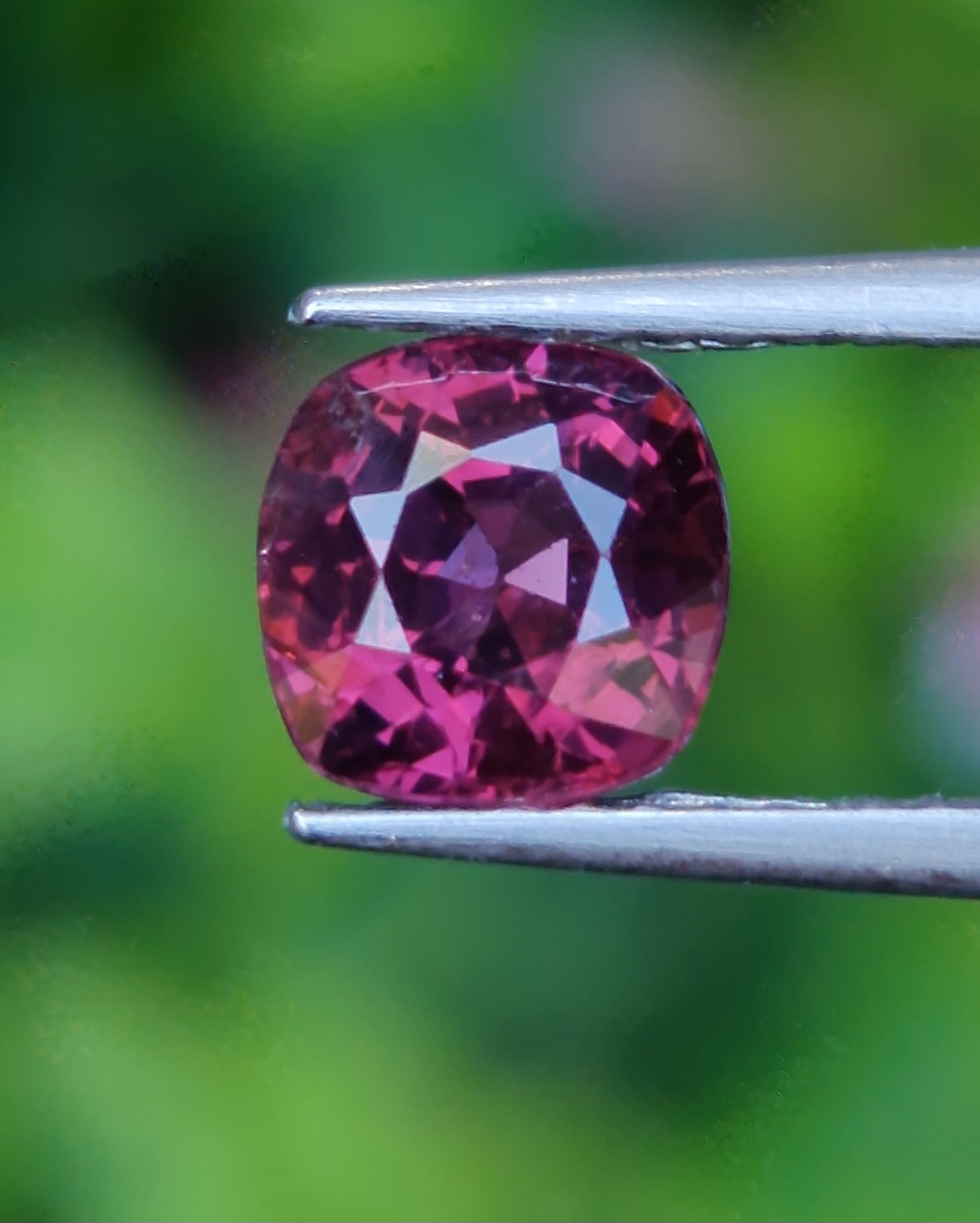 สปิเนล Natural Spinel