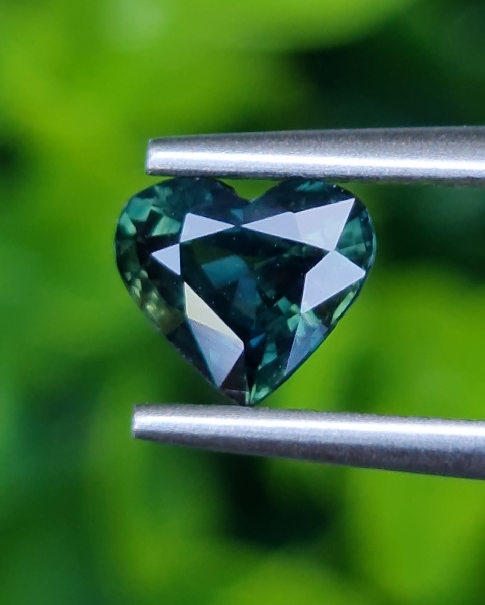 พลอย เขียวส่อง Green sapphire