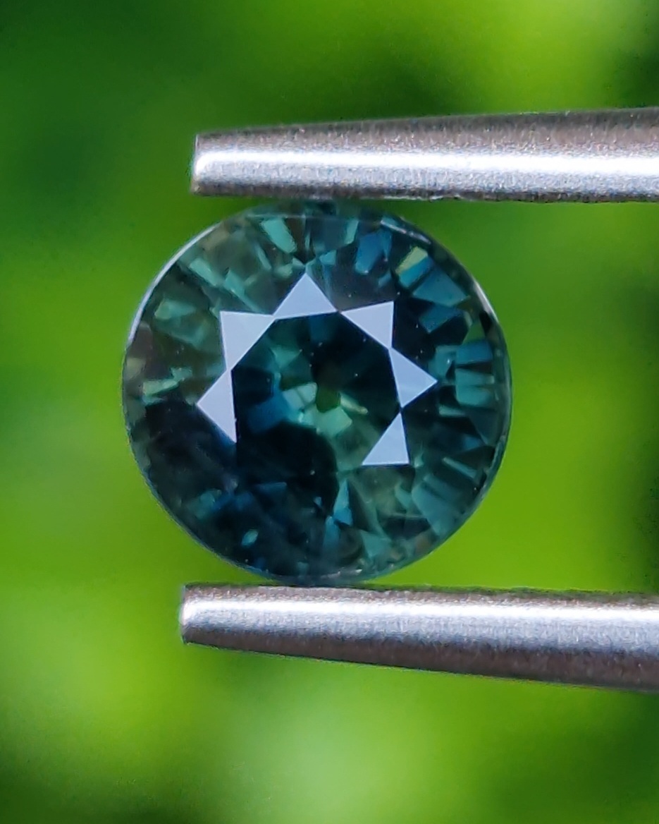 พลอย เขียวส่อง Green sapphire
