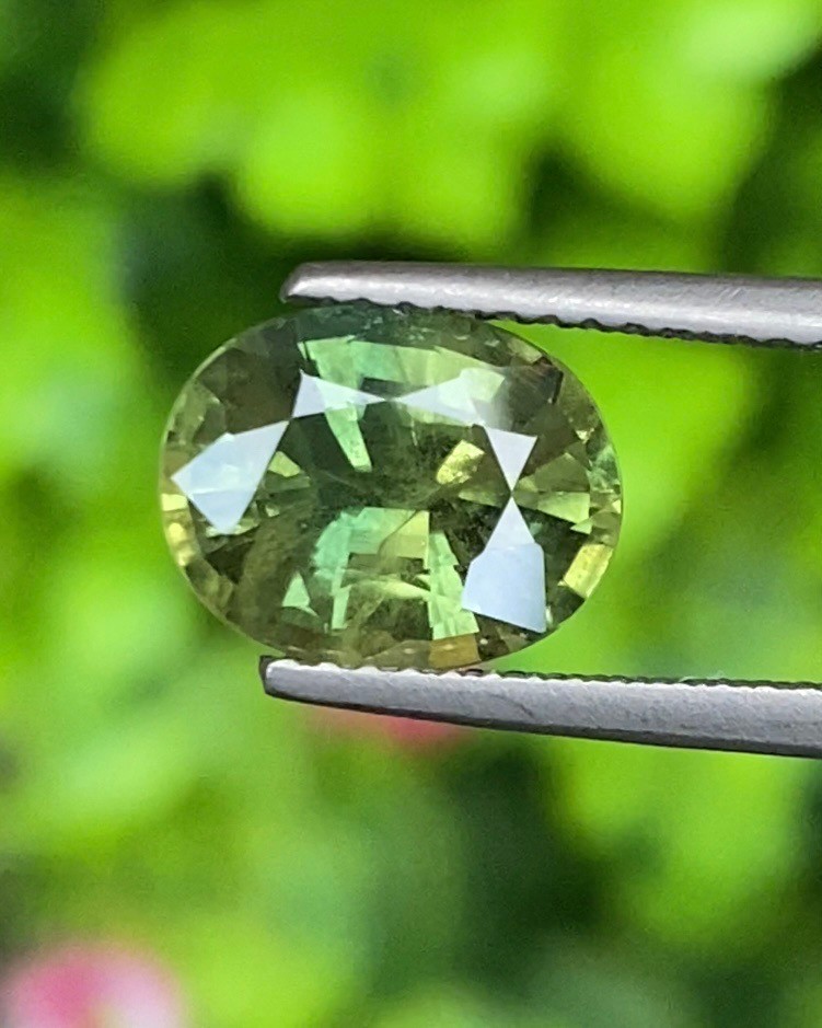 พลอย เขียวส่อง Green sapphire