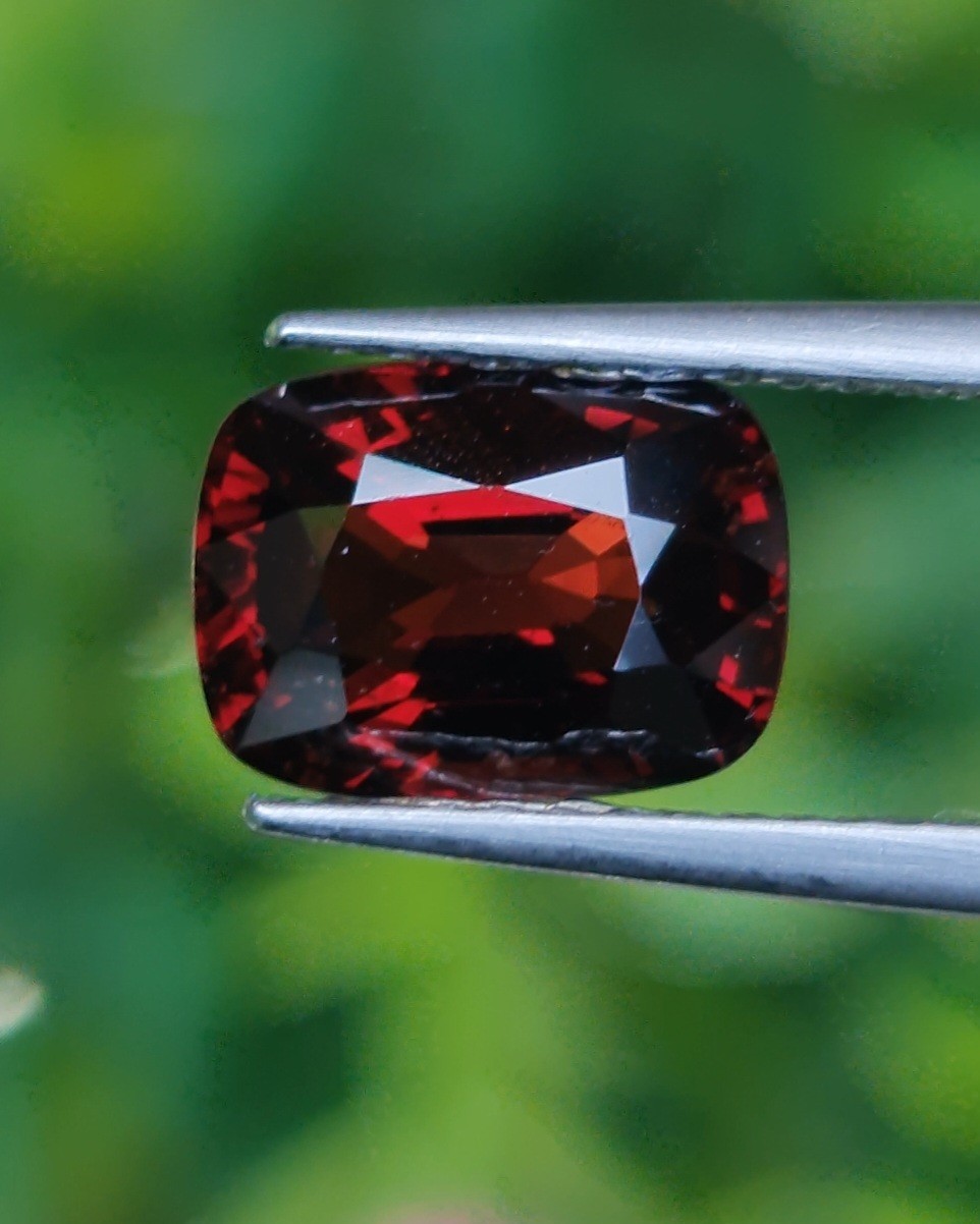 สปิเนล Natural Spinel