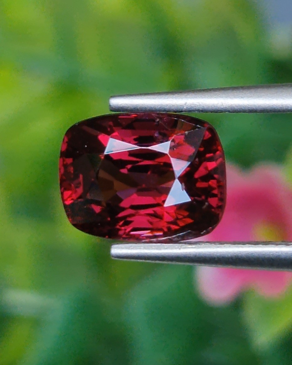 สปิเนล Natural Spinel