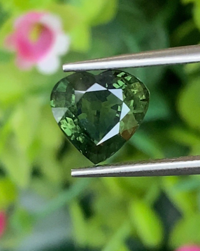 พลอย เขียวส่อง Green sapphire