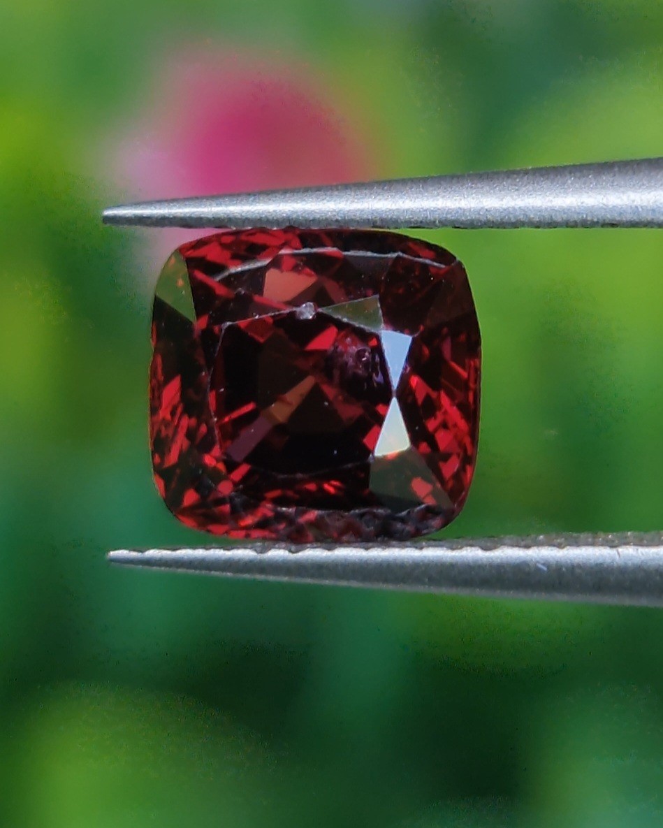 สปิเนล Natural Spinel