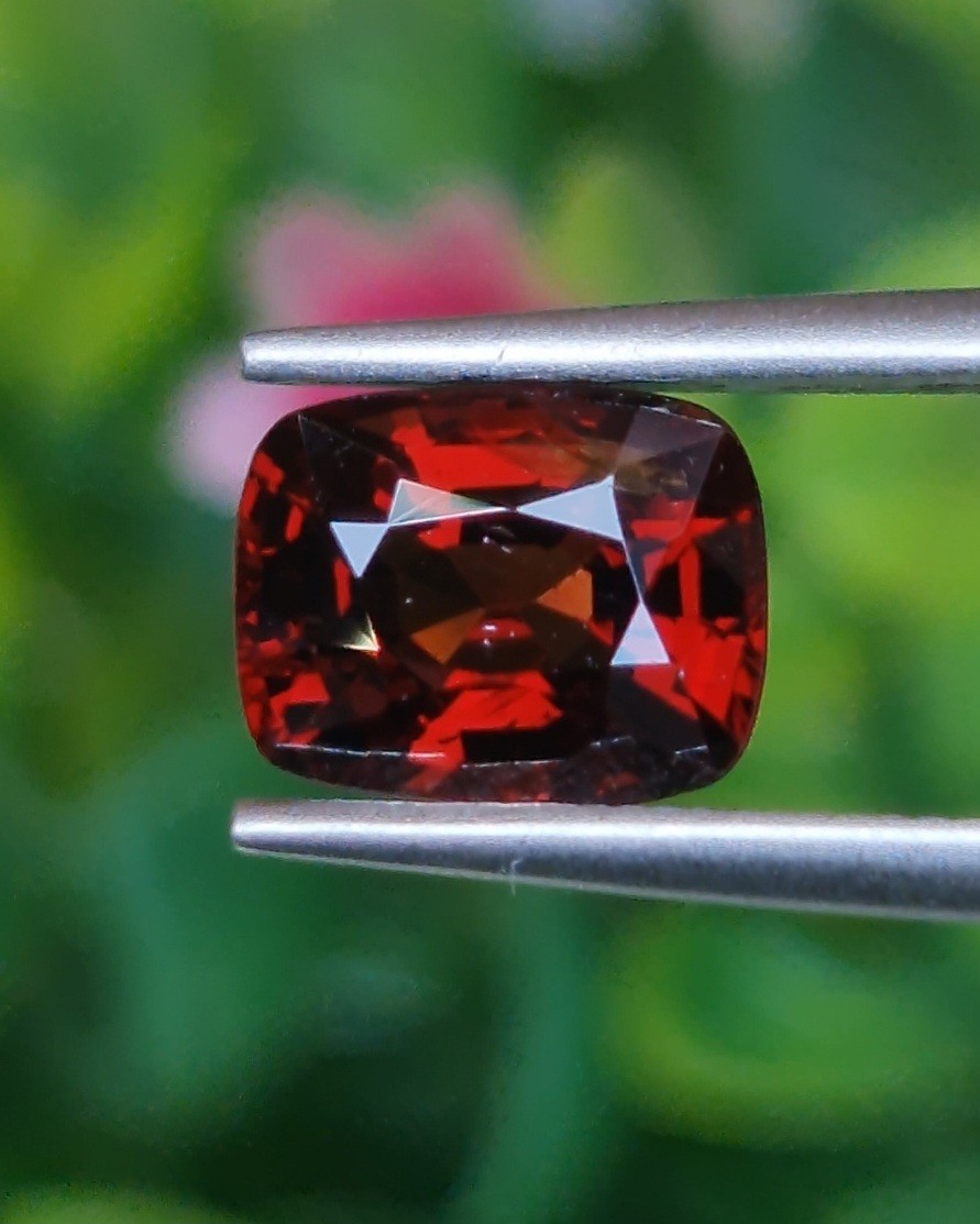 สปิเนล Natural Spinel